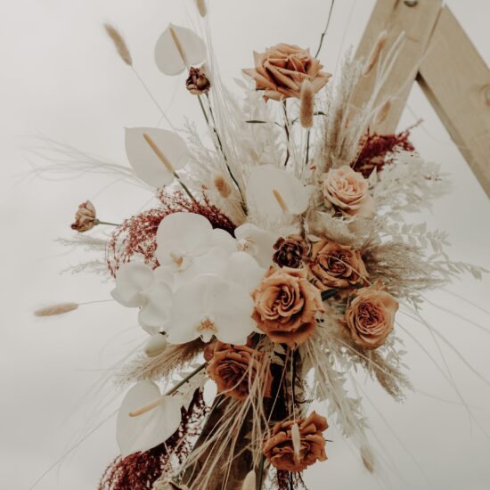 scottish-wedding-flowers-bridal-bouquet-floral-arch-aisle-decor-scotland-pitlochry-bride-groom-buttonhole