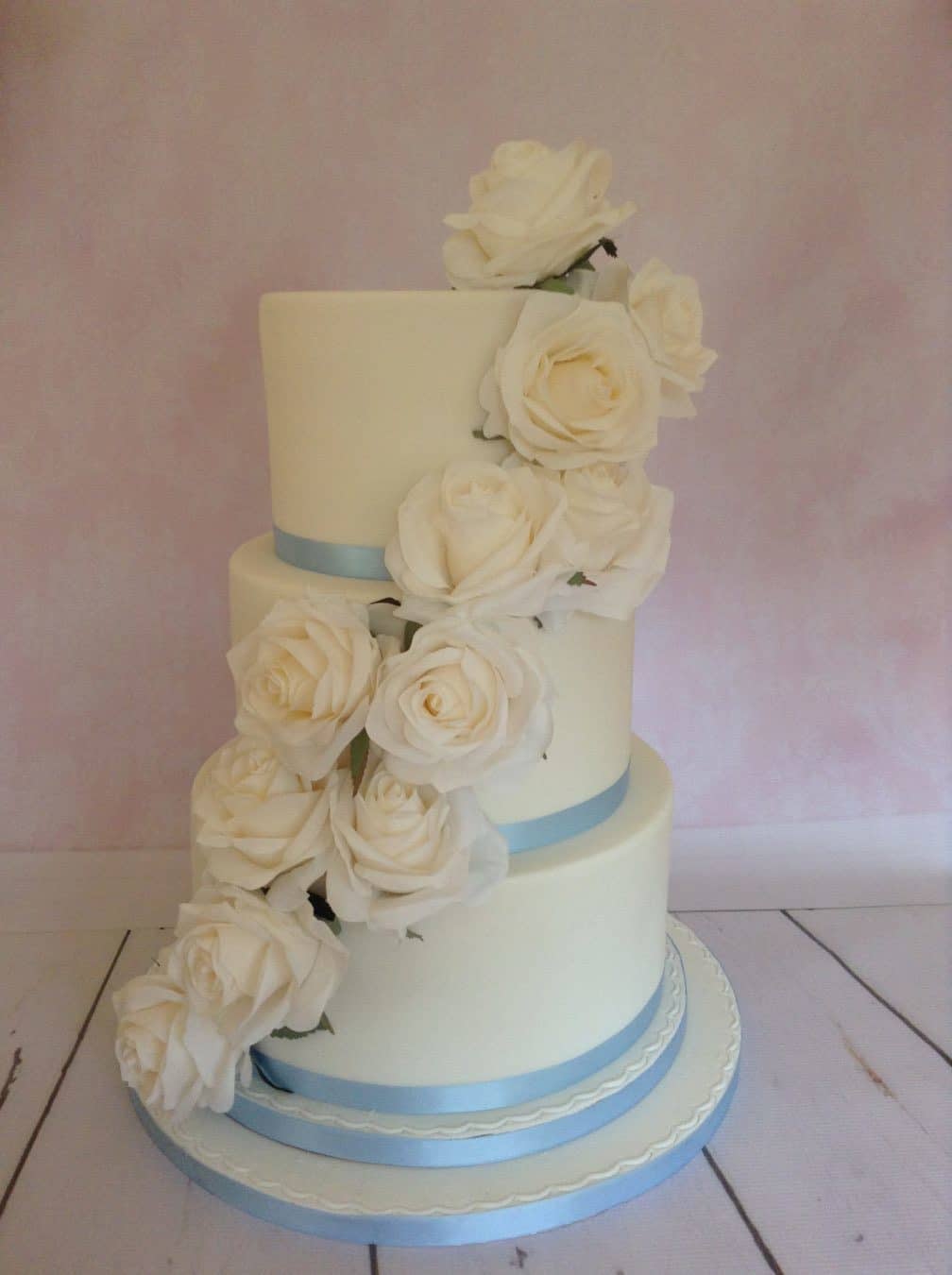 scottish-edinburgh-wedding-cakes-the-little-cake-house-blue-ribbon-sugar-flower