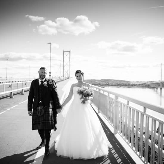 daryl-beveridge-photography-fife-wedding-photographer-venue-supplier-directory-newlyweds-black-white