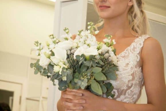 chloe-scarlette-hair-scottish-glasgow-wedding-hair-stylist-hairdresser-flower-bouquet