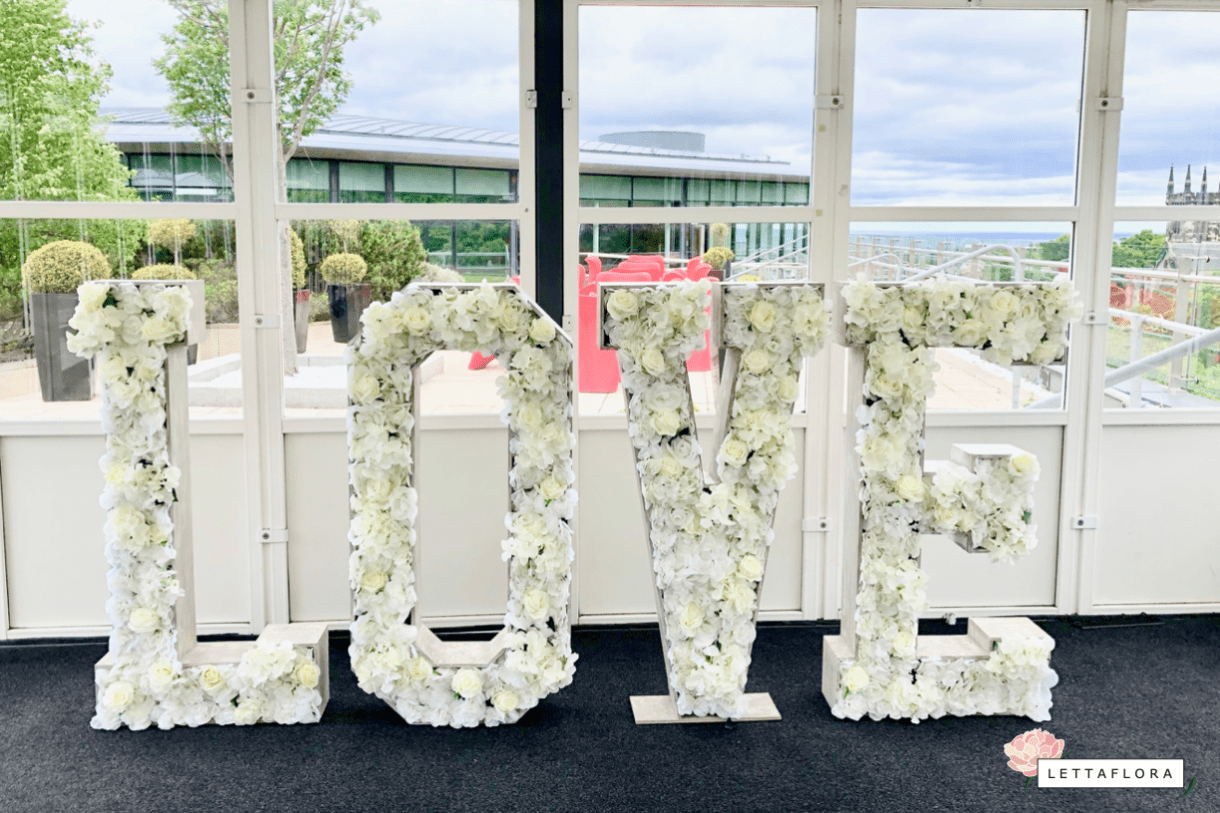 LettaFlora-Scottish-wedding-decor-giant-letter-love-top-table