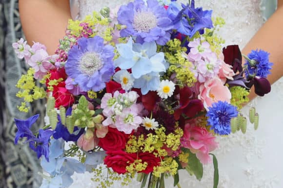 wild-wood-scottish-glasgow-wedding-videographers-bridal-bouquet