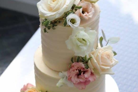 cakes-by-nikki-sloan-scottish-borders-wedding-cake-designer-sugar-flowers